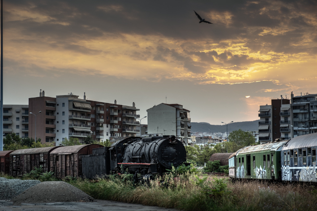 テッサロニキの錆びた遺物:時が止まった鉄道廃車 - Kallithea | Secret World Trip Planner