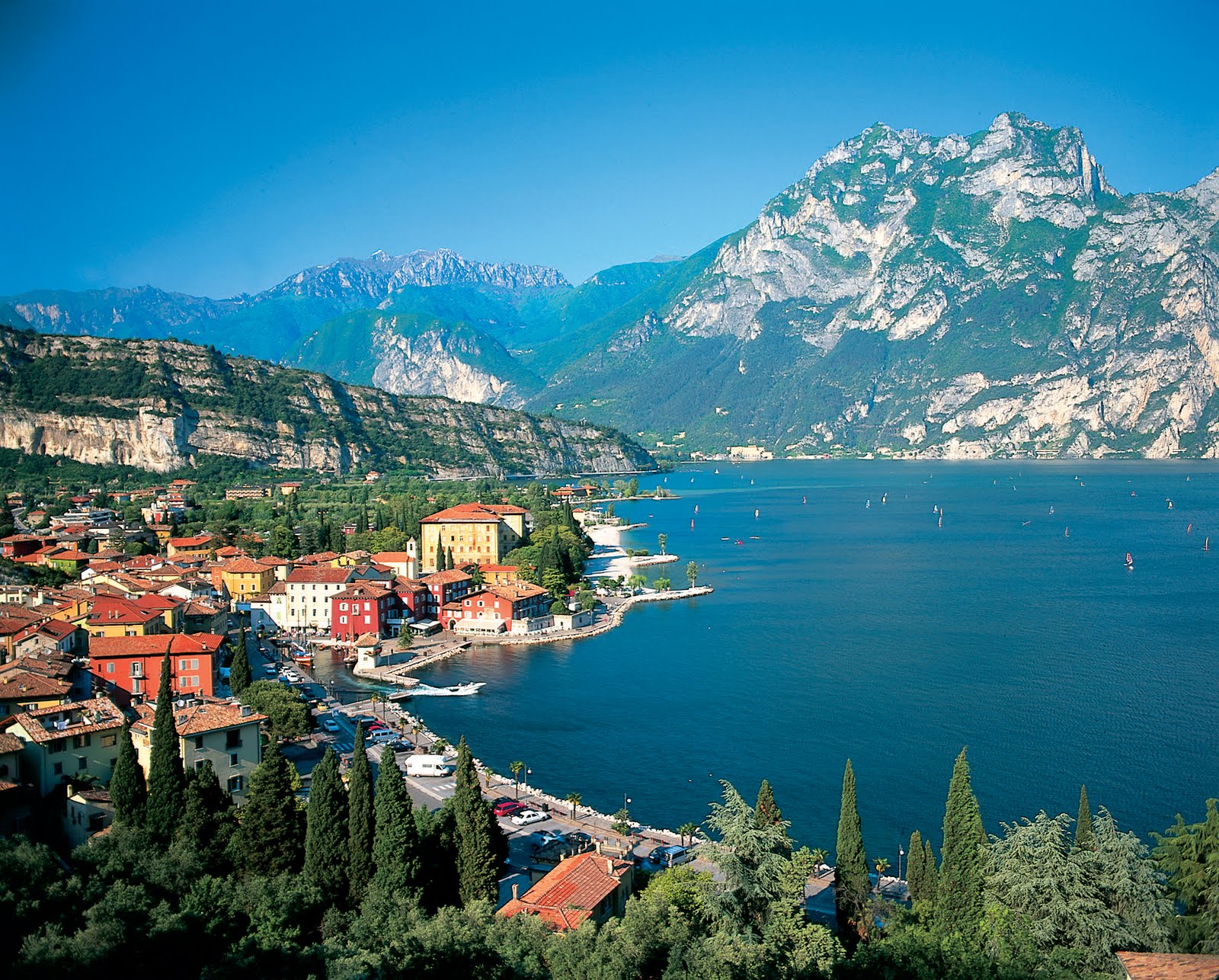  Garda | The largest lake in Italy