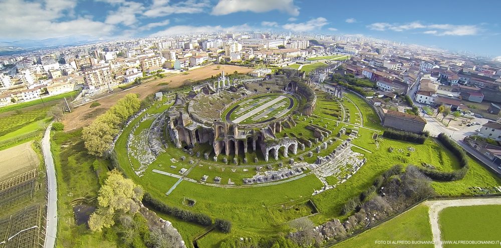 คาปัวและอัฒจันทร์โรมันที่ใหญ่เป็นอันดับสอง