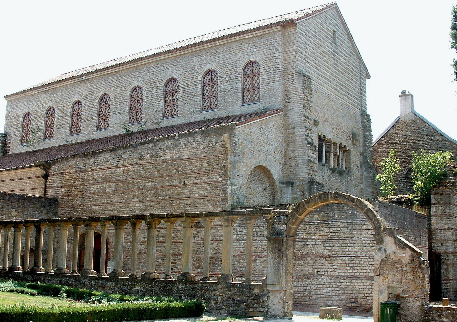 בזיליקת סן-פייר-אוקס-נוניין שבמץ - Metz | Secret World Trip Planner