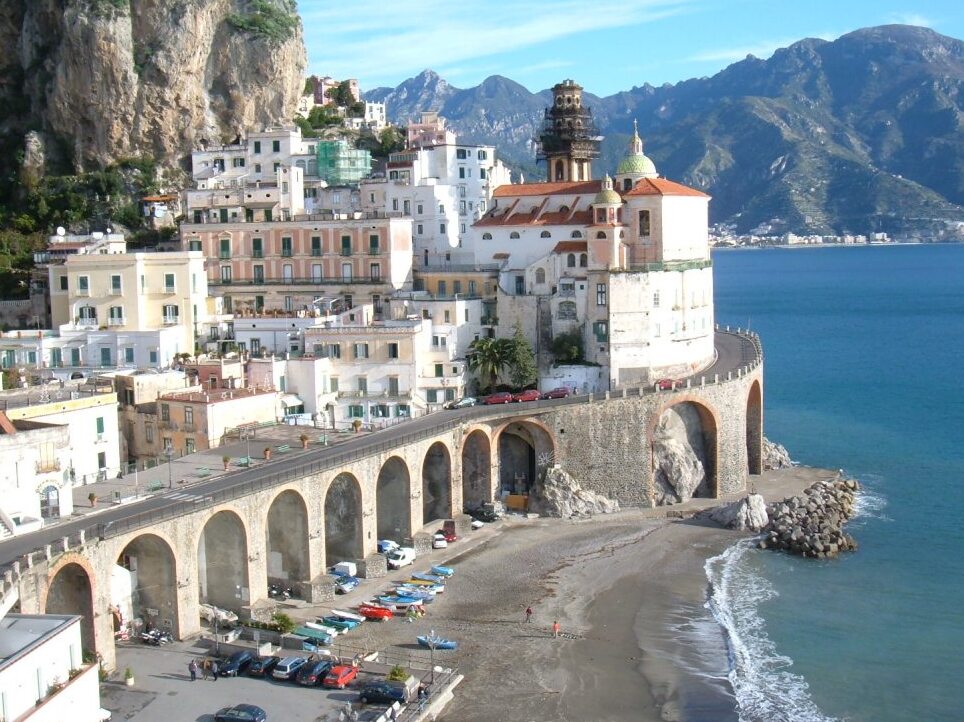 Gereja St. Mary Magdalene adalah mutiara yang bersejarah. - Atrani | Secret World Trip Planner