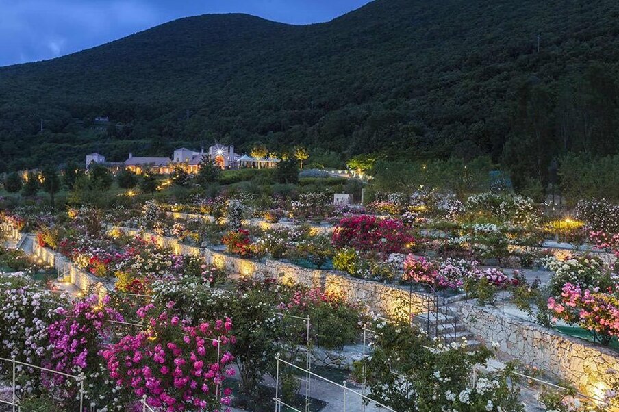 Rose garden Vacunae Rosae - Roccantica | Secret World Trip Planner