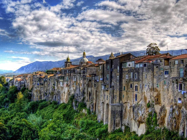 St Agatha dari Gothic - Sant'Agata Dé Goti | Secret World Trip Planner