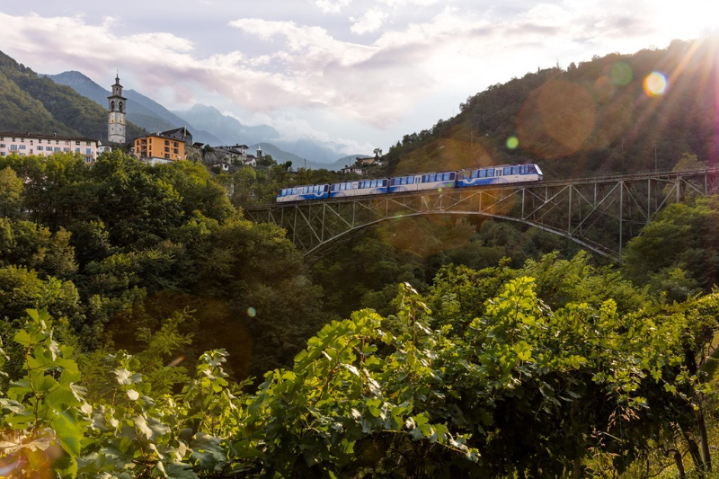 ਸੈਂਟੋਵੱਲੀ ਰੇਲਵੇ ਦੇ ਨਾਲ ਪੱਤੇ - Domodossola | Secret World Trip Planner