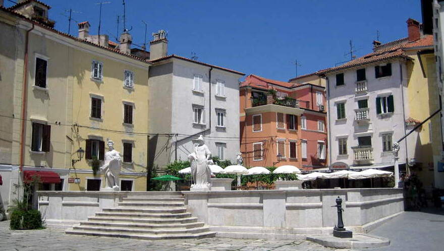 Piazza I ma va ser el cor de la ciutat a l'Edat Mitjana i, de fet, els seus carrers empedrats - Prvomajski trg | Secret World Trip Planner