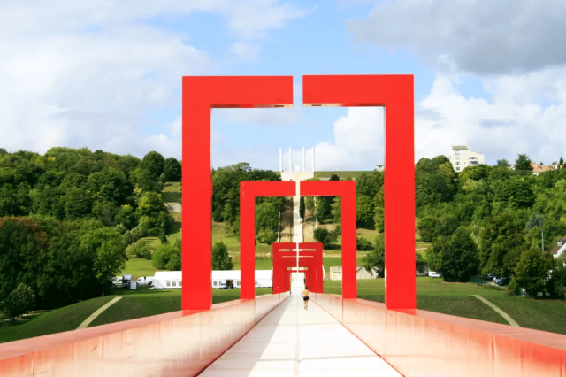 Меҳвари асосӣ - Cergy | Secret World Trip Planner