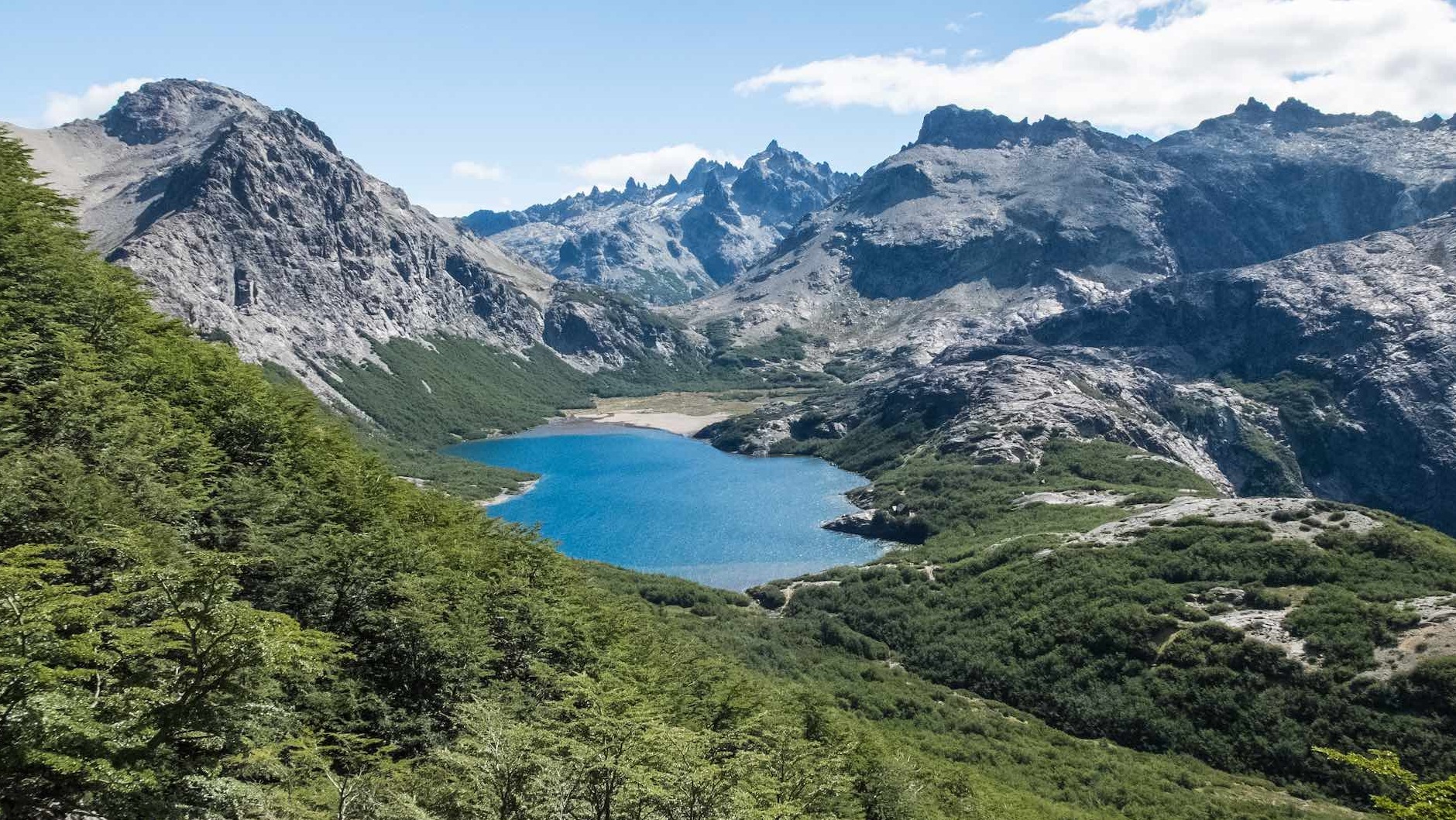 拉古纳雅各布是一个漂亮的高山湖泊 - Laguna Jakob | Secret World Trip Planner