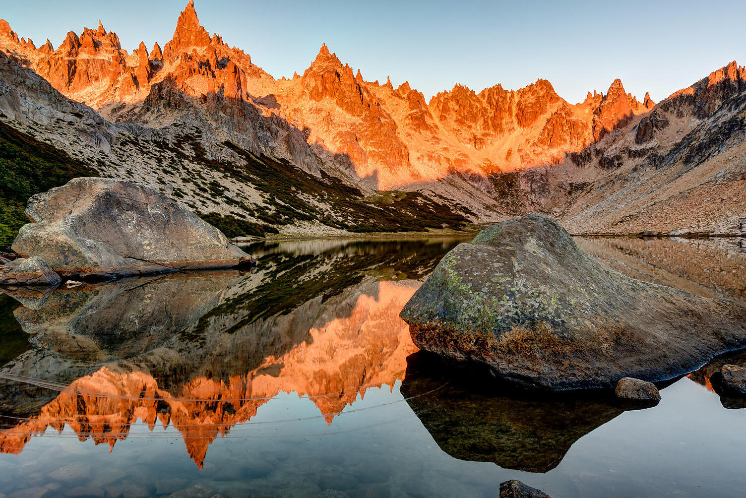 Laguna Toncek是由美妙的山峰包围的泻湖 - Laguna Schmoll | Secret World Trip Planner