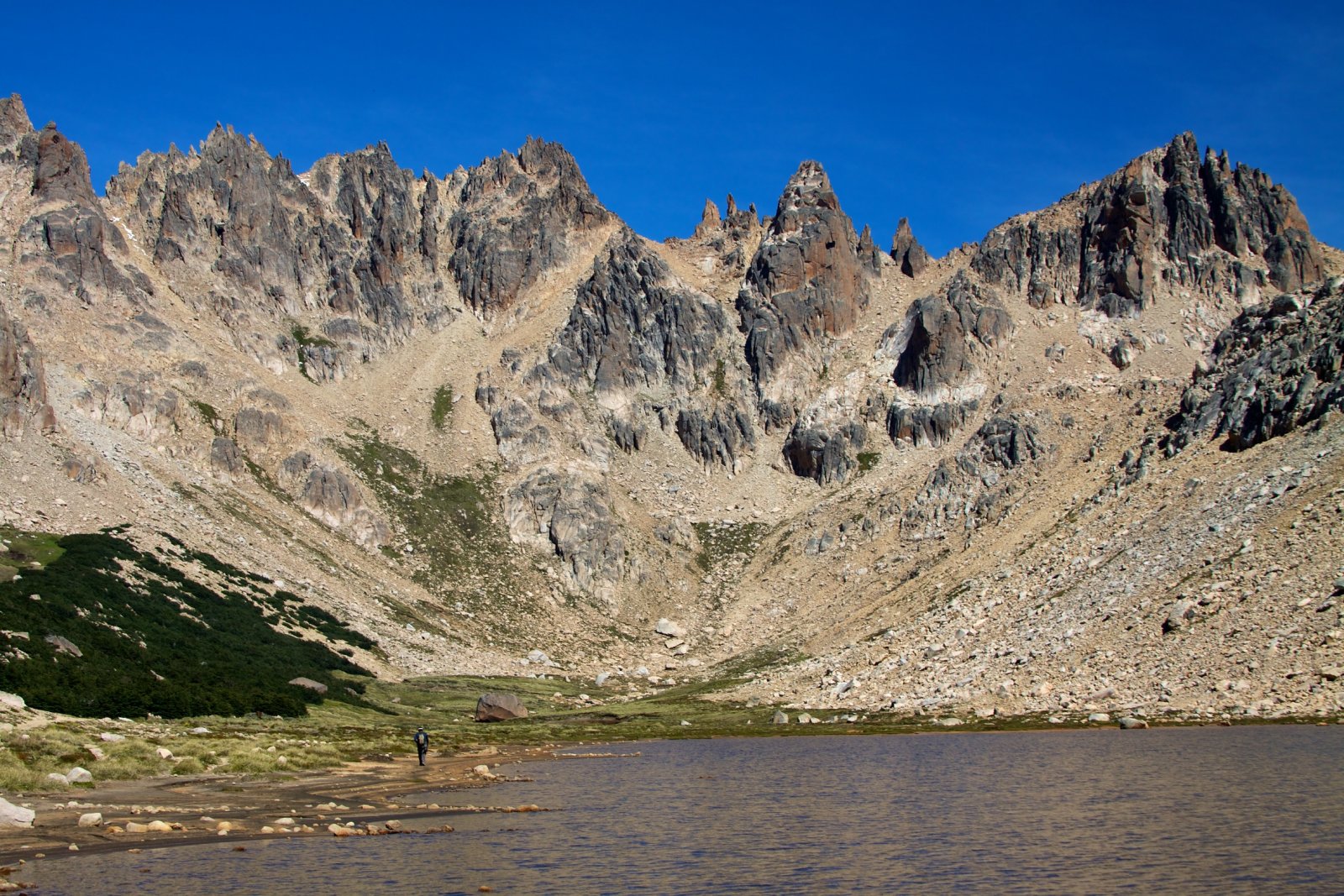 Laguna Toncek是由美妙的山峰包围的泻湖 - Laguna Schmoll | Secret World Trip Planner