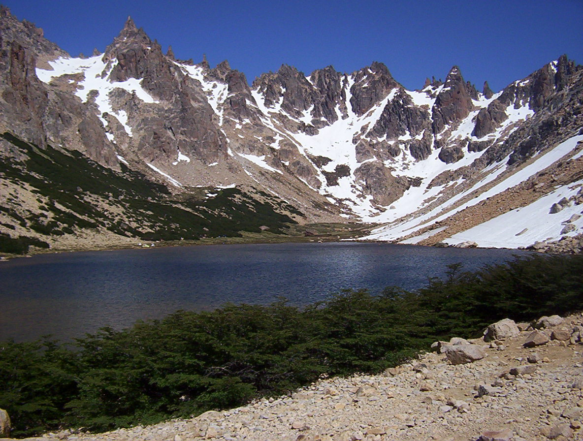 Laguna Toncek是由美妙的山峰包围的泻湖 - Laguna Schmoll | Secret World Trip Planner