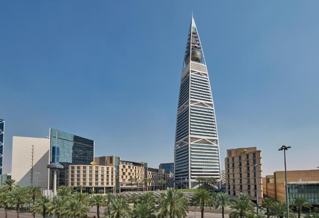 Al Faisaliah Tower – La Lanza Brillante de la Modernidad en Riad - Riyadh | Secret World Trip Planner