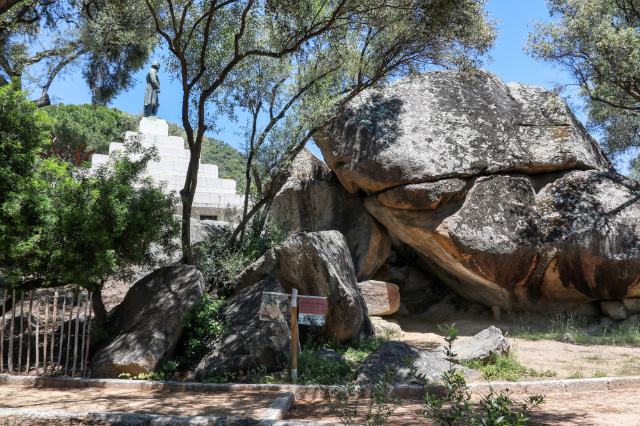 Grotta Bonaparte in Place d'Austerlitz - Ajaccio | Secret World Trip Planner