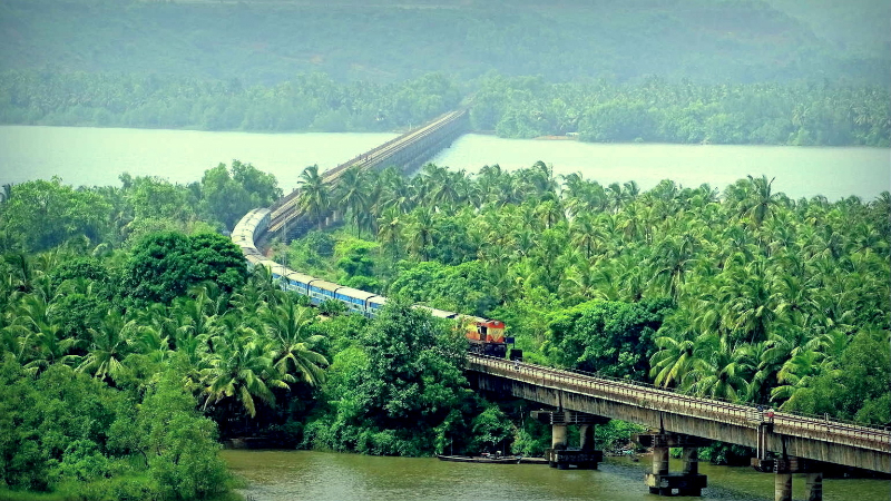 Ferrocarril de Konkan, Índia