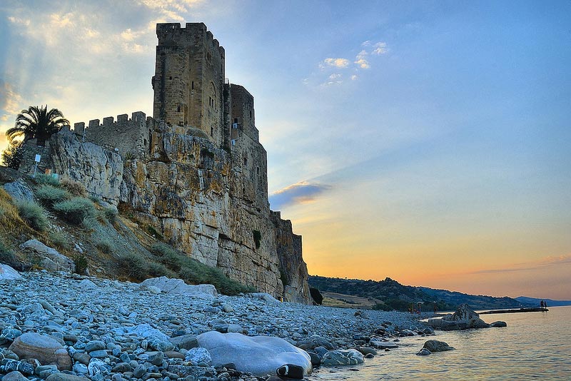 ફ્રેડરિક ટેમ્પ્લર કેસલ - Roseto Capo Spulico | Secret World Trip Planner