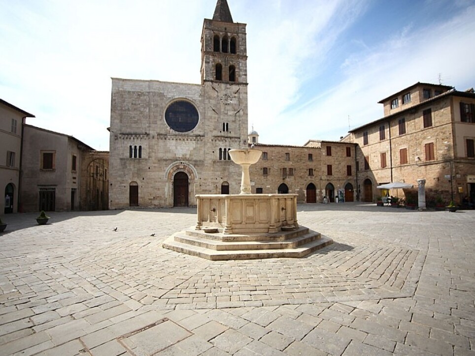 Bevagna: ఫౌంటెన్ లో ప్రధాన కూడలి - Bevagna | Secret World Trip Planner