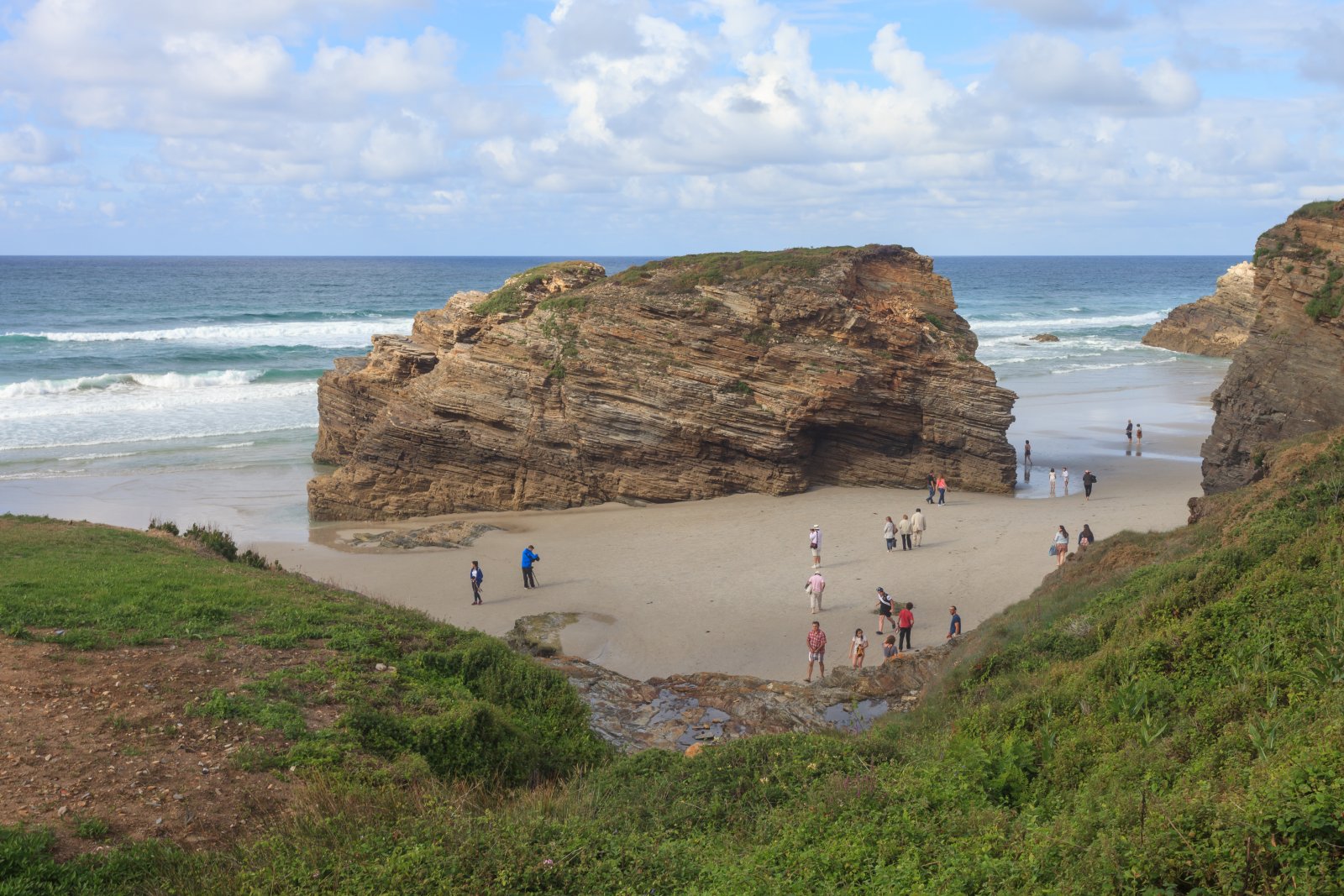 A praia das Catedrais beach é un monumento natural - Praia das Catedrais | Secret World Trip Planner
