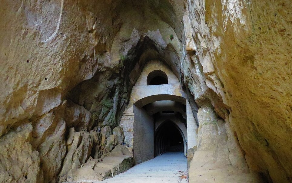 The Neapolitan Cryptta, juga dikenal sebagai gua tua Pozzuoli - Napoli | Secret World Trip Planner