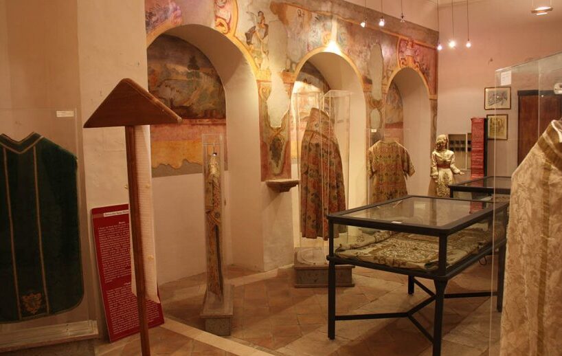 Museum ng Banal na Wallpaper ng Montemarano - Montemarano | Secret World Trip Planner