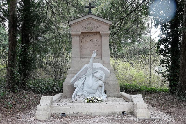 Grafhýsi Jules Verne - Amiens | Secret World Trip Planner