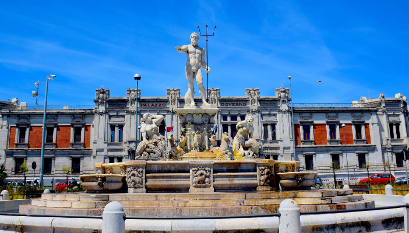 Далай ван нь усан оргилуур