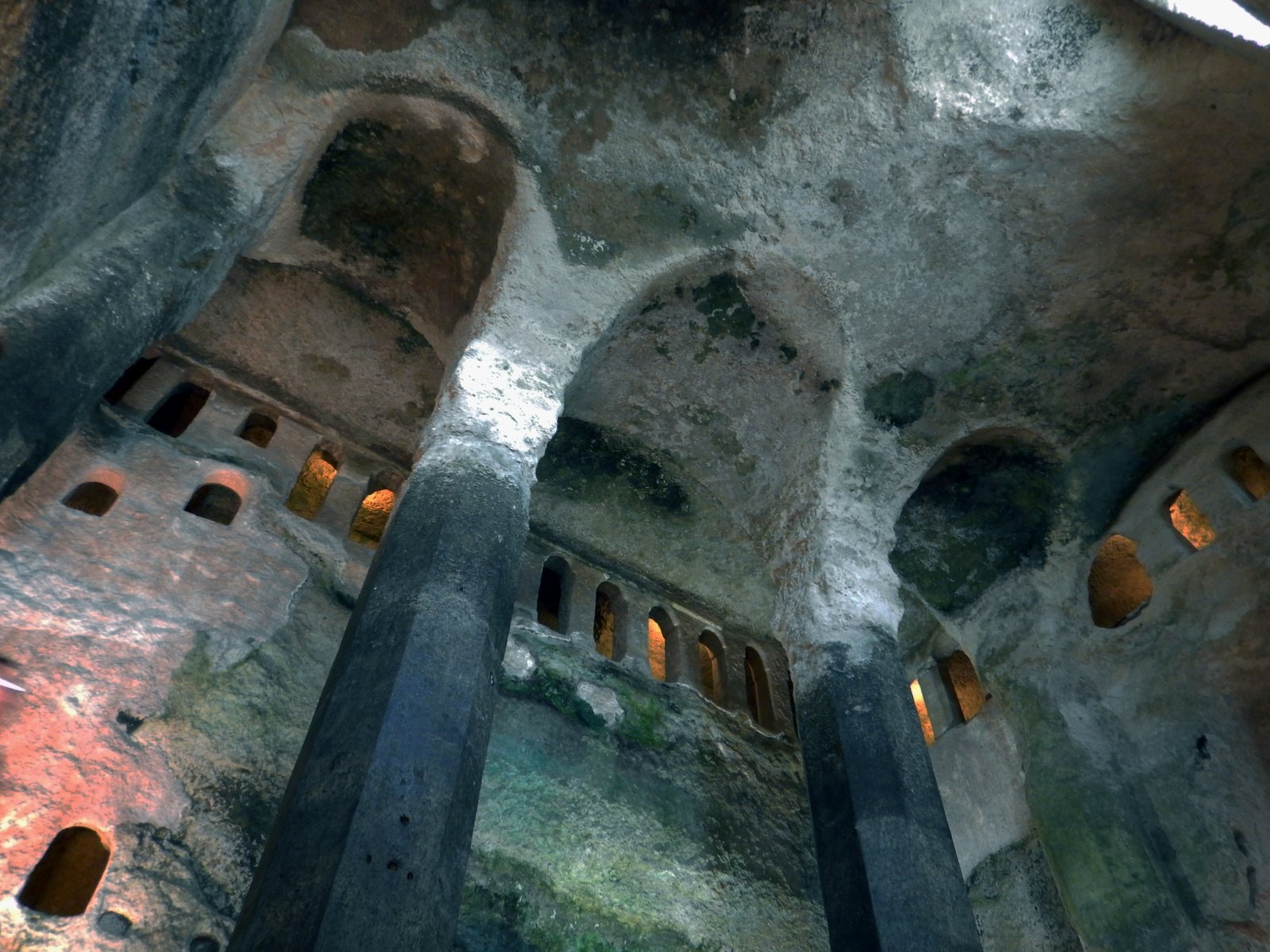 聖ジャンの地下教会 - Aubeterre-sur-Dronne | Secret World Trip Planner