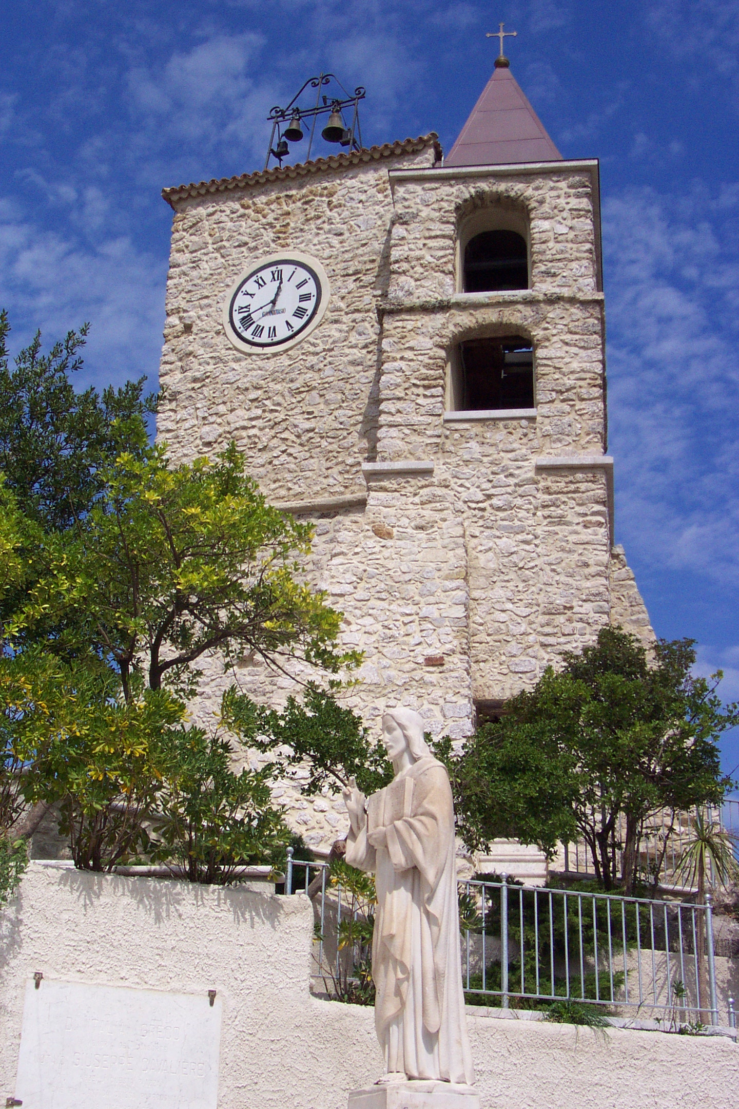 El campanario y la torre del reloj.