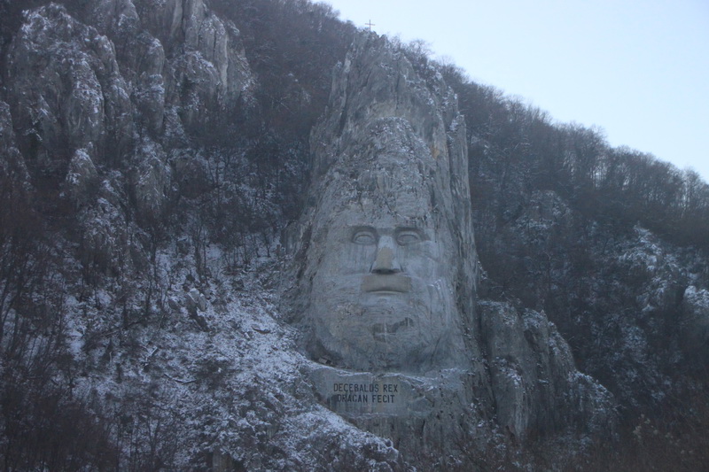 La statua del Re Decebalo sul Danubio - Dubova | Secret World Trip Planner