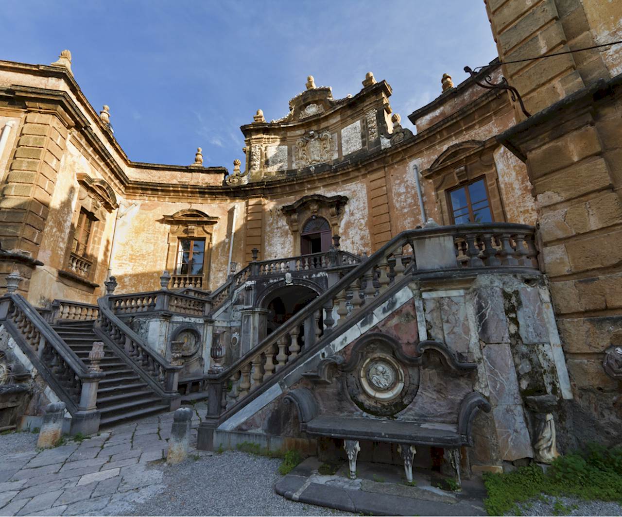 Villa Palagonia หรือที่เรียกว่า Villa dei Mostri