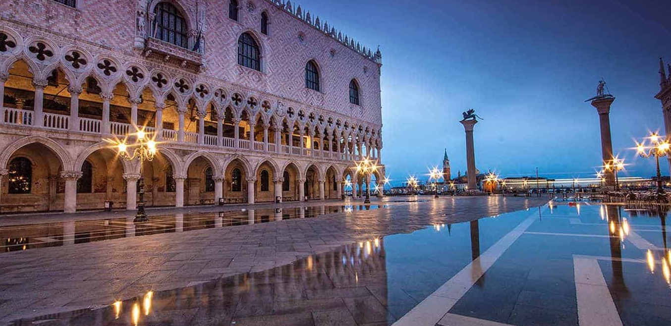 వెనిస్ మరియు అందమైన కుక్క యొక్క ప్యాలెస్ - Venezia | Secret World Trip Planner