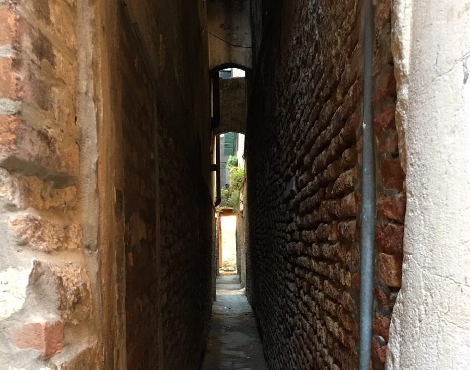 ヴァリスコ通り：ヴェネツィアで最も狭い通り - Venezia | Secret World Trip Planner