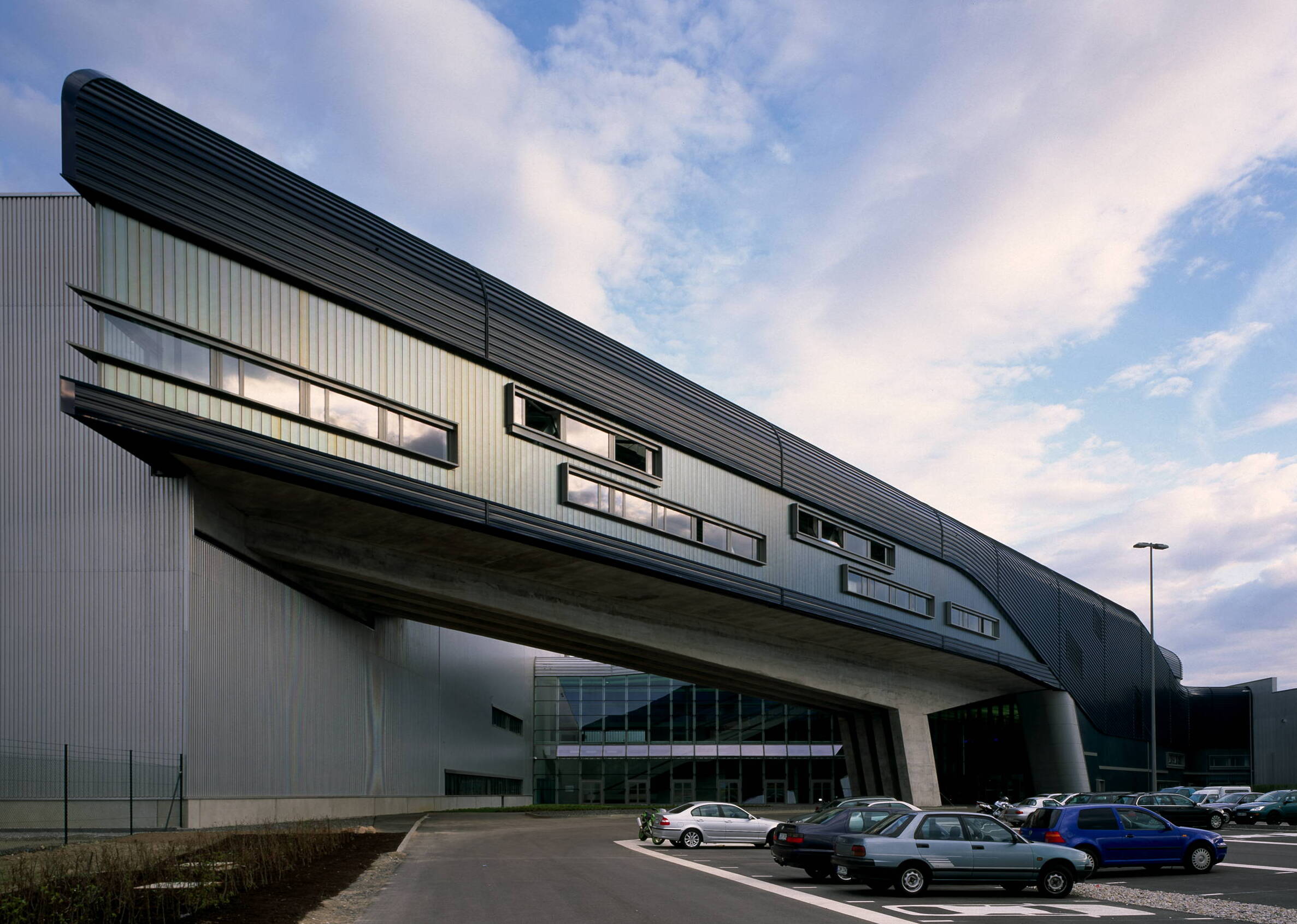 BMW Central Building by Zaha Hadid: architecture as industrial theater in Leipzig