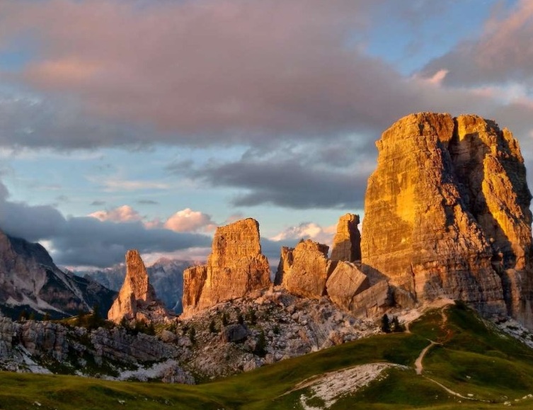 Na cúig túir, sa álainn Belluno Dolomites, idir an chathair Oilimpeacha Co - Cinque Torri | Secret World Trip Planner
