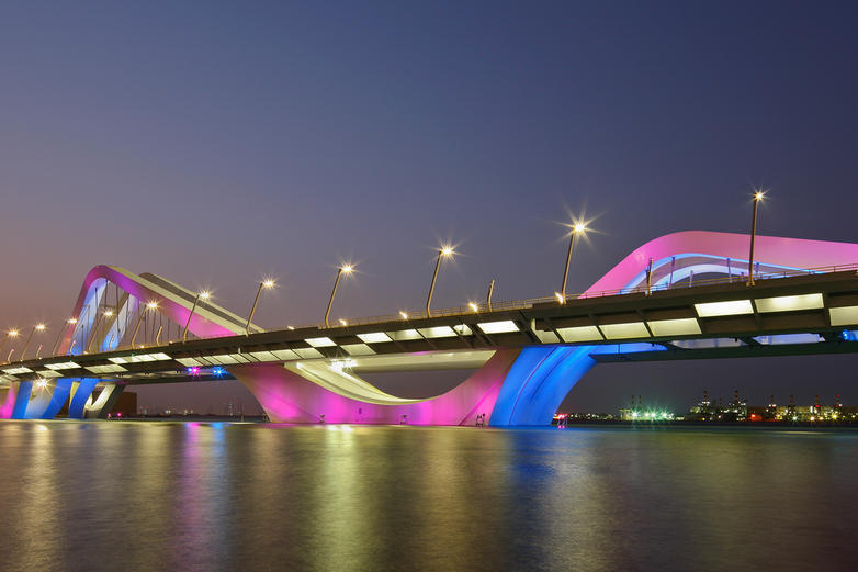 谢赫扎耶德桥是阿拉伯联合酋长国阿布扎比的拱桥 - Abu Dhabi | Secret World Trip Planner