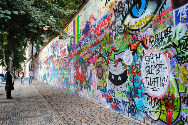 O Muro de John Lennon - Malá Strana | Secret World Trip Planner