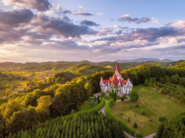 एम्पायर पैलेस - Jurjevec | Secret World Trip Planner