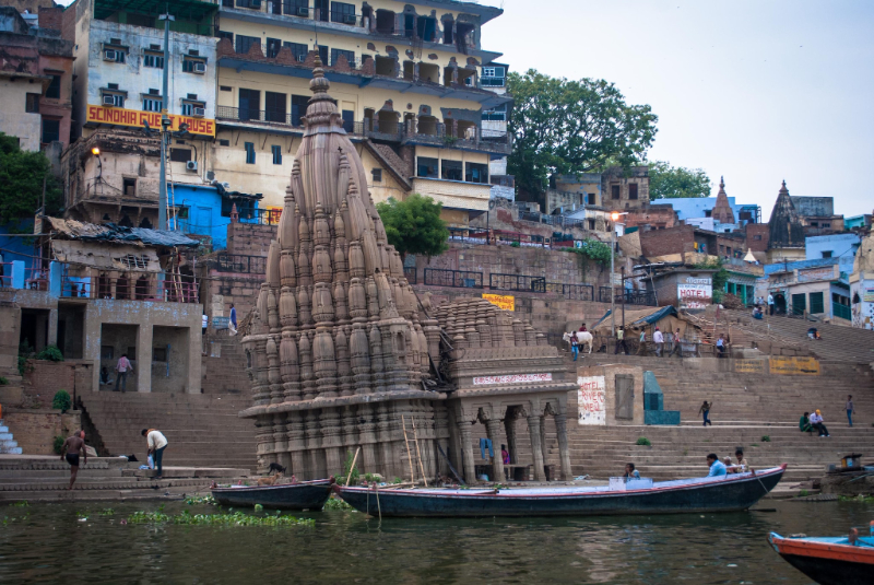 Ratneshwar Mahadev, der schiefe Tempel v ...
