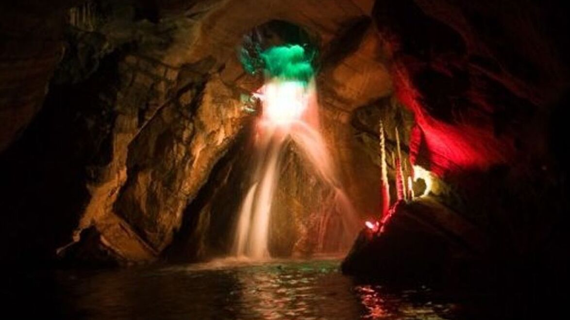 海王星洞穴，也被称为Grottes de L'Adugeoir - Couvin | Secret World Trip Planner