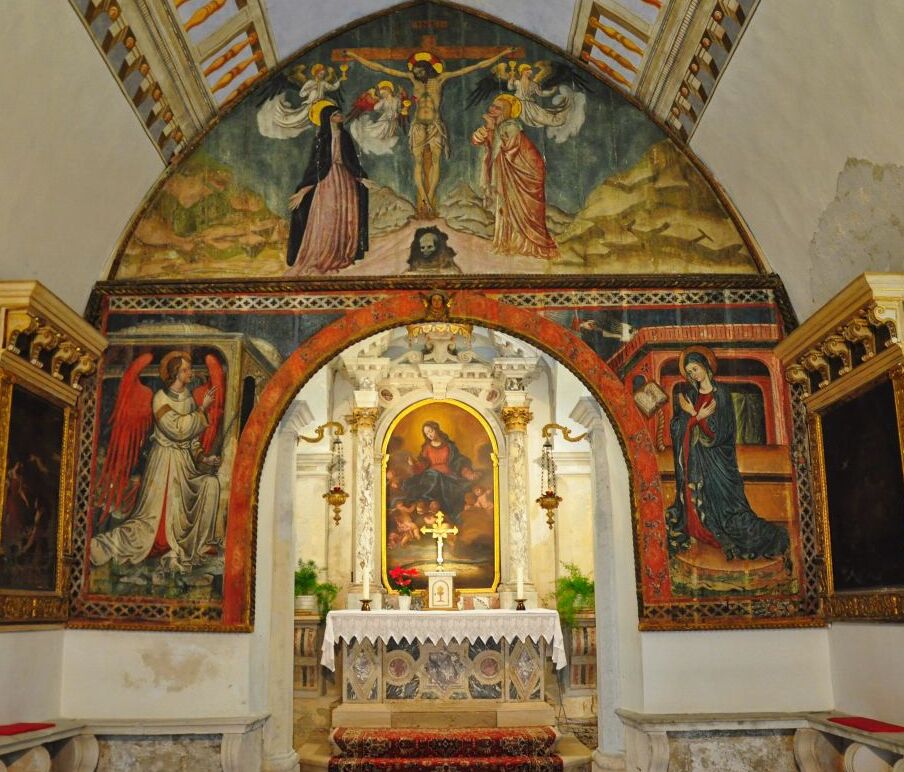 La petita església del segle xv va ser construït com un oratori privat per a un - 6330 | Secret World Trip Planner