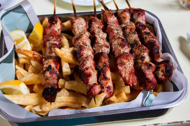 Řecké pouliční jídlo: Souvlaki - Athina | Secret World Trip Planner