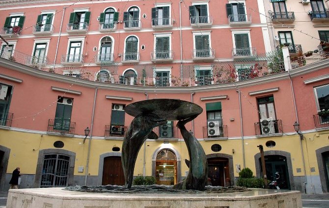 Salerno: Fountain na Dolphins
