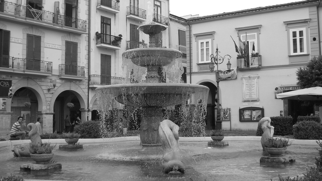 Cava De Tirreni: de fontein van dolfijnen