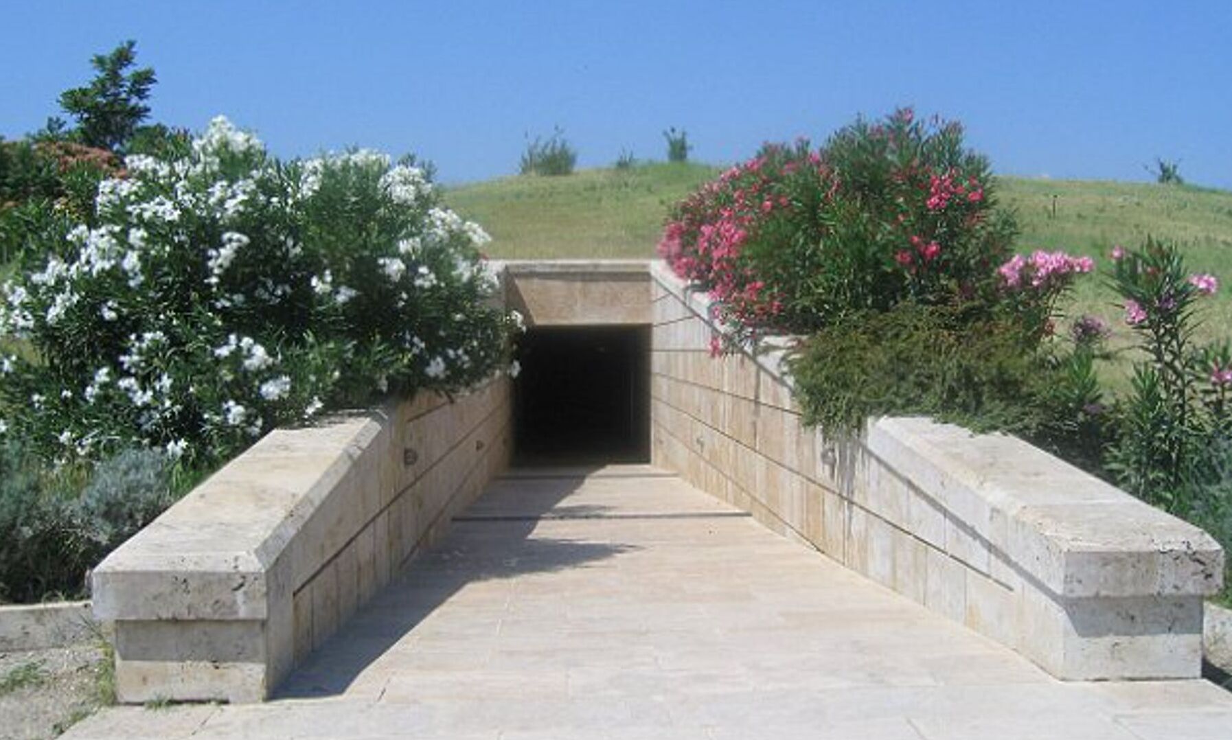 维吉娜和亚历山大大帝的父亲菲利普的坟墓 - Verghina | Secret World Trip Planner