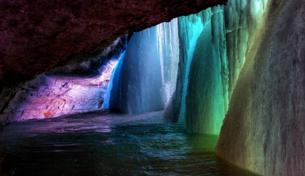 Detrás de las heladas cataratas de Minnehaha en Minneapolis - Minneapolis | Secret World Trip Planner