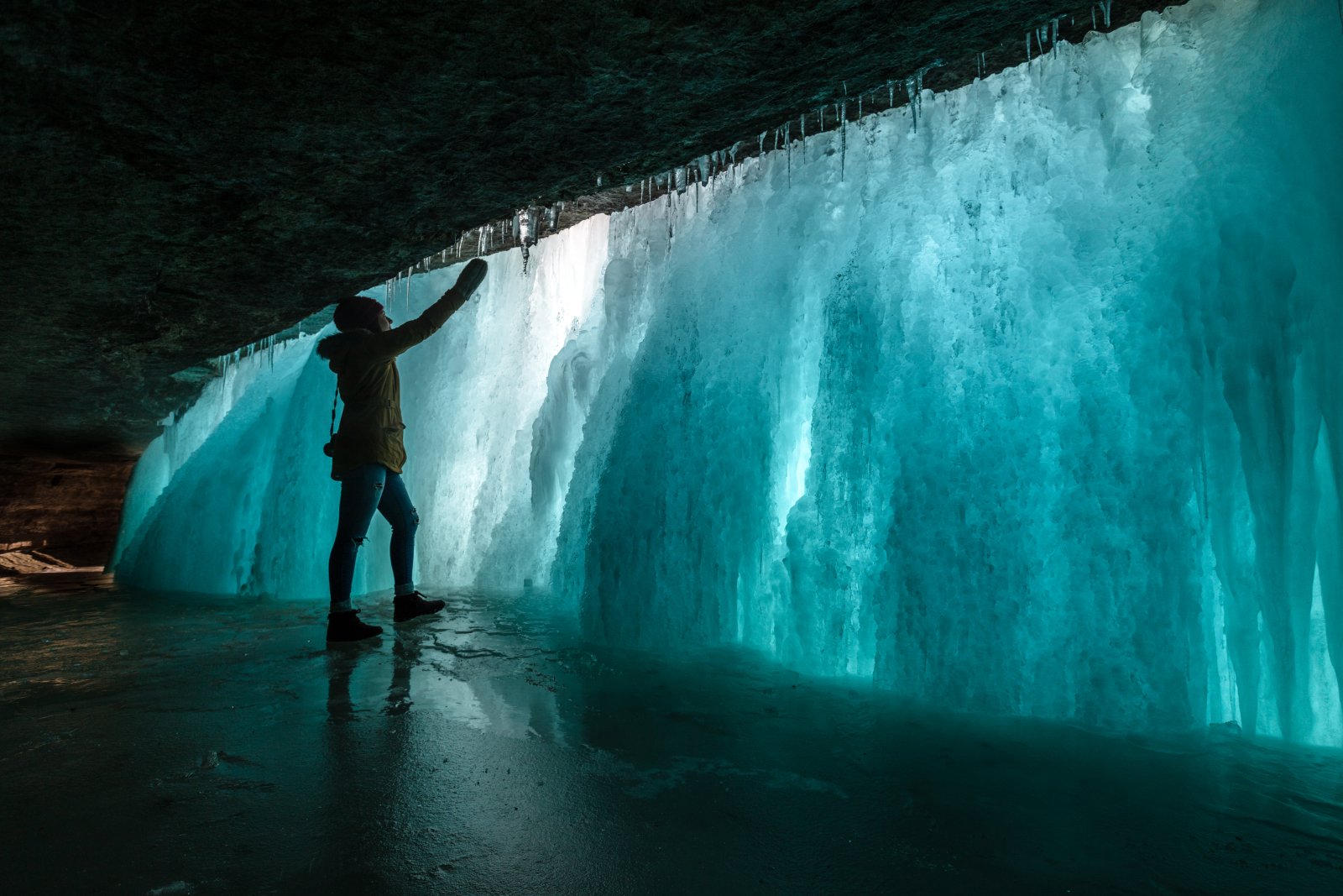 Detrás de las heladas cataratas de Minnehaha en Minneapolis - Minneapolis | Secret World Trip Planner