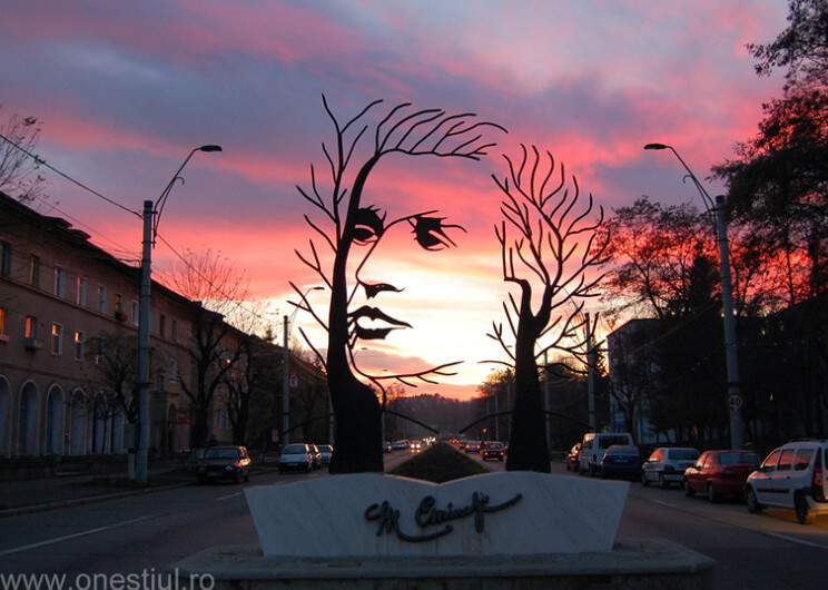Statue von Mihai Eminescu - Onești | Secret World Trip Planner