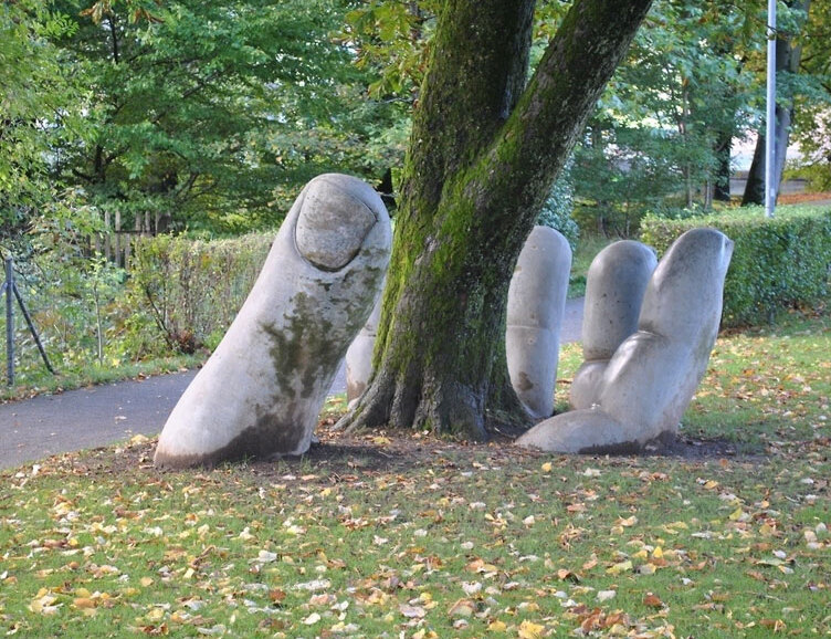The Caring Hand, opera di Eva Oertli e Beat Huber - Glarus | Secret World Trip Planner