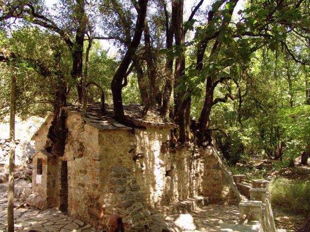 Die Kapelle der Heiligen Theodora: Ein Wunder der Natur und des Glaubens - Epar.Od. Megalopolis - Vasta | Secret World Trip Planner