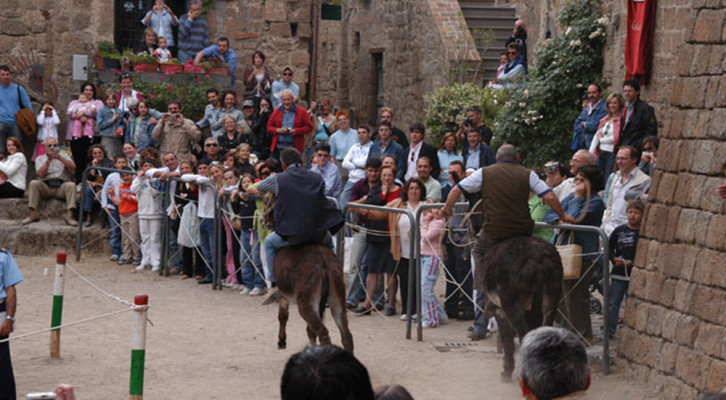 سباق التونة في Civita Bagnoregio - Civita | Secret World Trip Planner
