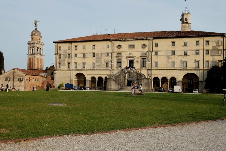 an caisleán de Udine ar cheann de na séadchomharthaí is mó de na cathrach agus tá sé suite i c - Udine | Secret World Trip Planner