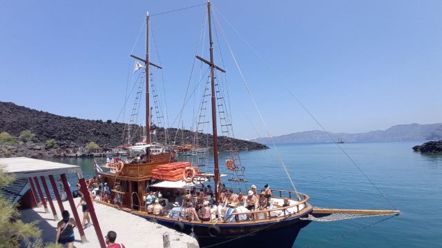 Výlet lodí po sopce Santorini: Cesta srdcem kaldery na výletní lodi na Santorino. - Santorini | Secret World Trip Planner
